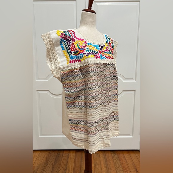 Paloma Embroidered Mexican Blous, With Hand Loom fabric and silk Embroidered. - Picture 6 of 8